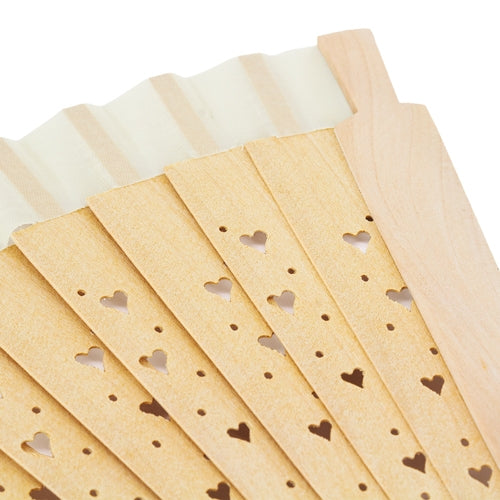 Abanico de madera con corazones
