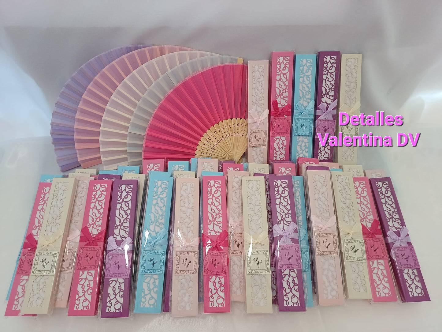 Abanico bambú y tela de colores en caja de regalo