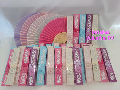 Abanico bambú y tela de colores en caja de regalo