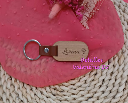Llavero ovalado de madera grabado
