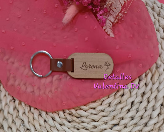 Llavero ovalado de madera grabado