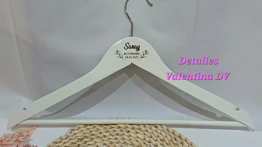 Percha de madera personalizada grabada a láser